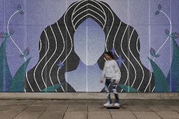 Wall mockup psd with a woman | Free PSD Mockup - rawpixel