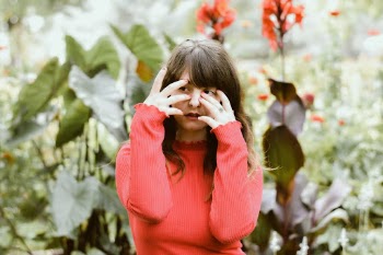 Wandering through a garden with singer Mariah Priddy, we stopped for a moment to talk about Life and Music. @mariahpriddy