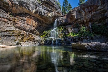 water falls in between brown rocks