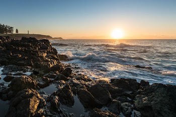 waves of water during daytime
