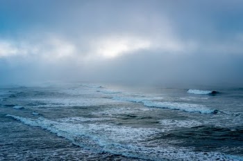 Waves on the Ocean during a Cloudy Day · Free Stock Photo