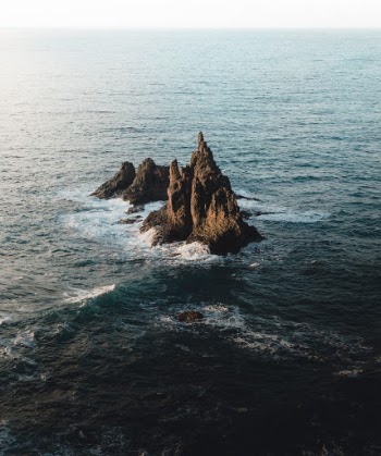 We took a little trip to the east of tenerife. At one point we left our car in a parking lot...
We went for a swim and enjoyed the sun on our faces. Later that day, when we came back to get our car, the parking lot was closed!🤦🏼‍♂️
We asked people in the restaurants nearby but nobody seemed to be able to help us. A very kind man who lived in a village which wasn’t far from the parking lot said he would drive back into the village and ask the people there who could open the parking area. 
In the meantime my friends and I watched the beautiful sunset and I took this picture.🌄
After waiting for ages, someone came and opened the parking lot for us. 
Even though it was annoying at first, I’d say we did make the best out of a bad situation.👏🏼