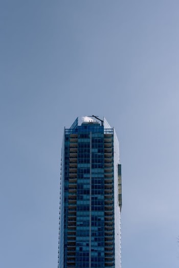 White and Blue Concrete Building Under Blue Sky · Free Stock Photo