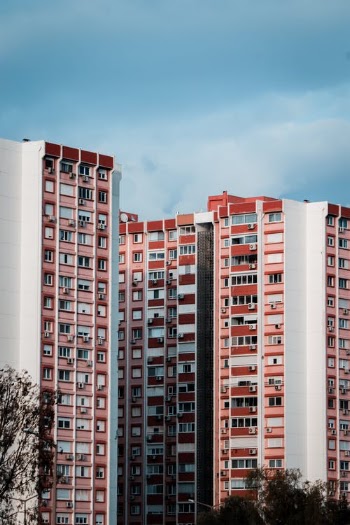 White and Brown Concrete Building Under Blue Sky · Free Stock Photo