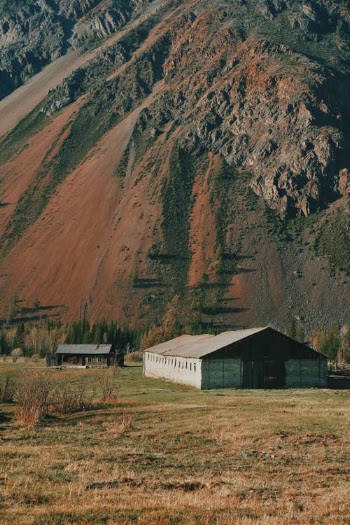 White and Brown House Near Brown Mountain · Free Stock Photo