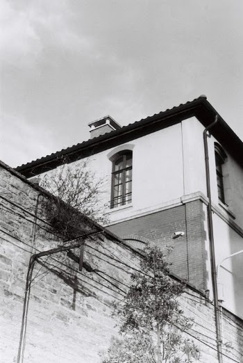 White and Red Concrete House · Free Stock Photo