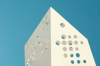 white and teal polka-dot wallpaper