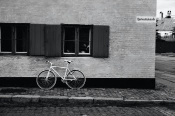 White Bicycle Parked on a Roadside Made of Bricks · Free Stock Photo