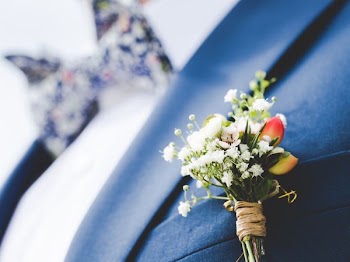 white flowers on bed