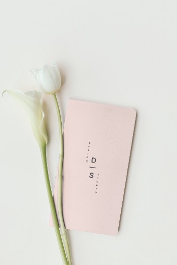 White flowers with a blank | Free PSD Mockup - rawpixel