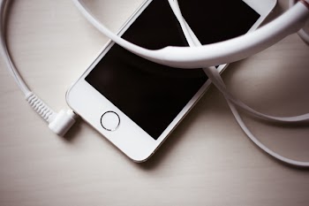 White Headset Connected on Gold Iphone 5s