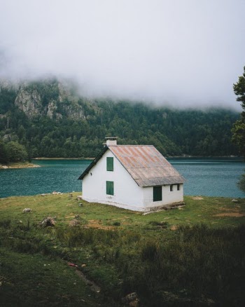 White House next to a Lake at the Edge of a Forest · Free Stock Photo