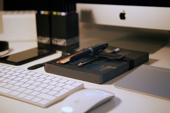 white magic mouse near apple keyboard