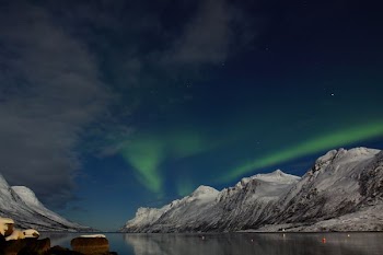 white mountains under Aurora