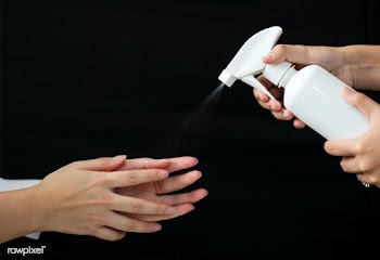 White spray bottle on a black background | Free  photo - 2292651