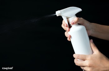 White spray bottle on a black background | Free  photo - 2292903