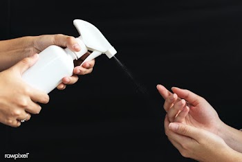 White spray bottle on a black background | Free  photo - 2296099