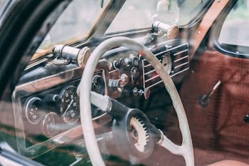 white steering wheel