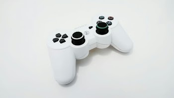 White Wireless Game Controller for PlayStation