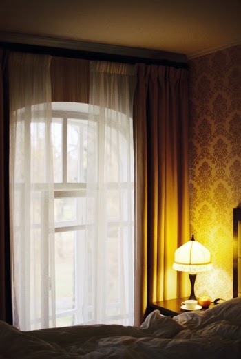 Window and Table Lamp in Bedroom · Free Stock Photo