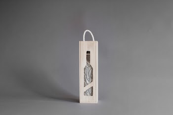 Wine bottle in wooden box mockup Free Psd