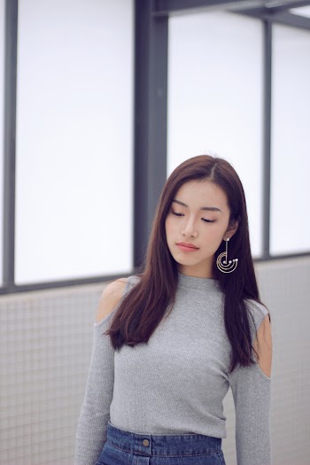 Woma wearing Gray Cold-shoulder Long-sleeved Shirt