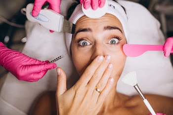Woman a beauty salon making cosmetic procedures Free Photo