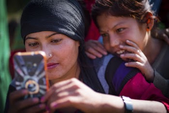 Woman and girl using phone | Free Photo - rawpixel