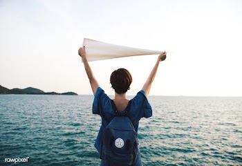 Woman arms raised and holding flag by the sea.. | Free stock psd mockup - 380014