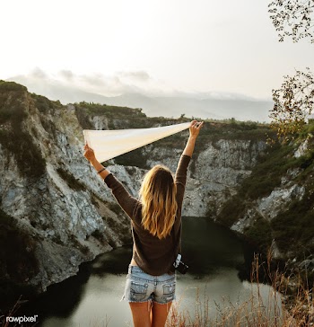 Woman arms raised and holding flag on mountai.. | Free stock psd mockup - 380022