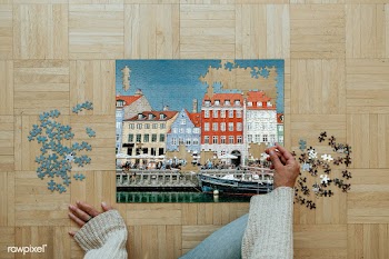 Woman assembling a jigsaw puzzle of Nyhavn, Copenhagen during coronavi.. | Free  photo - 2328178