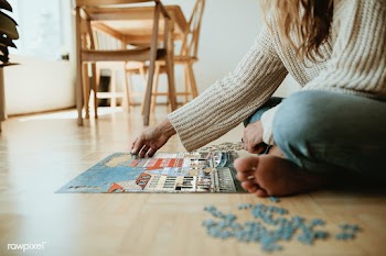 Woman assembling a jigsaw puzzle of Nyhavn, Copenhagen during coronavi.. | Free  photo - 2328180