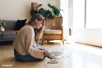 Woman assembling a jigsaw puzzle of Nyhavn, Copenhagen during coronavi.. | Free  photo - 2330039