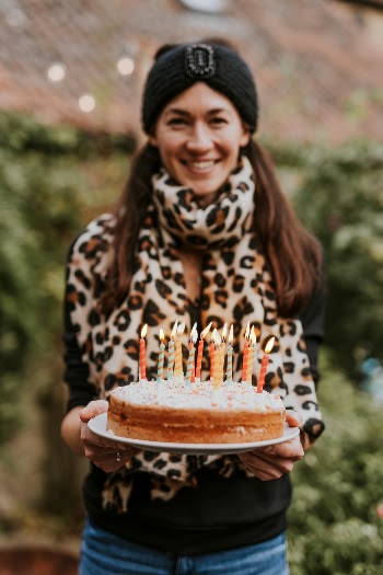 Woman bringing a birthday cake | Free Photo - rawpixel