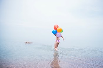 Woman carrying latex balloon in sea | Free Photo - rawpixel