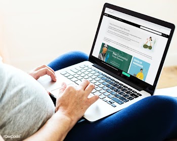 Woman checking out free design resources at a website | Free  photo - 2311180