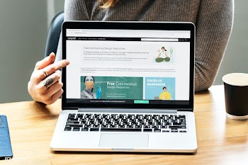 Woman checking out free design resources at a website | Free  photo - 2312247
