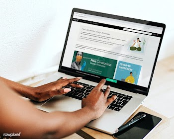 Woman checking out free design resources at a website | Free  photo - 2312274