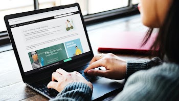 Woman checking out free design resources at a website | Free  photo - 2312677