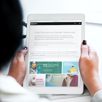 Woman checking out free design resources at a website on her tablet | Free  photo - 2311355