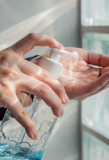 Woman cleaning hands with a hand sanitizer gel to prevent coronavirus .. | Free  photo - 2293316