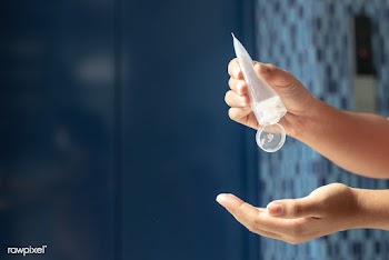 Woman cleaning hands with a hand sanitizer gel to prevent coronavirus .. | Free  photo - 2296149