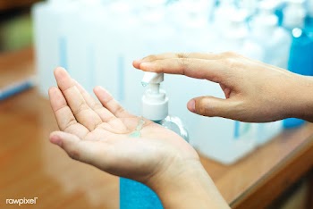 Woman cleaning hands with a hand sanitizer gel to prevent coronavirus .. | Free  photo - 2296356