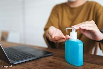 Woman cleaning hands with a hand sanitizer gel to prevent coronavirus .. | Free  photo - 2296590
