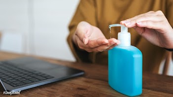 Woman cleaning hands with a hand sanitizer gel to prevent coronavirus .. | Free  photo - 2296834