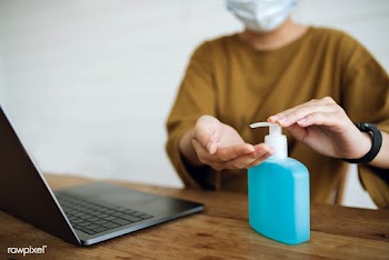 Woman cleaning hands with a hand sanitizer gel to prevent coronavirus .. | Free  photo - 2301940