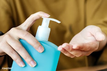 Woman cleaning hands with a hand sanitizer gel to prevent coronavirus .. | Free  photo - 2303526