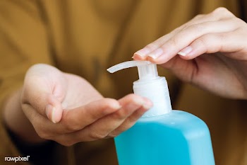 Woman cleaning hands with a hand sanitizer gel to prevent coronavirus .. | Free  photo - 2303531
