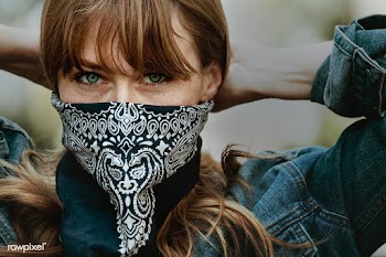 Woman covering her mouth with a bandana during coronavirus outbreak  | Free  photo - 2330210