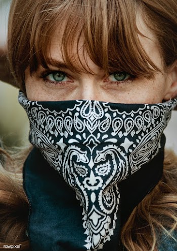 Woman covering her mouth with a bandana during coronavirus outbreak | Free  photo - 2330808